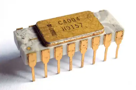 Gros plan sur le microprocesseur Intel 4004