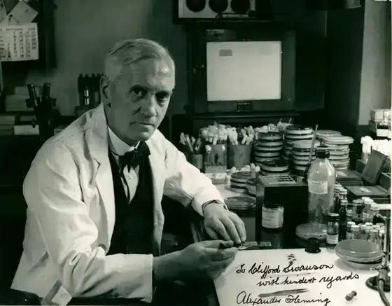 Alexander Fleming avec des boîtes de Pétri